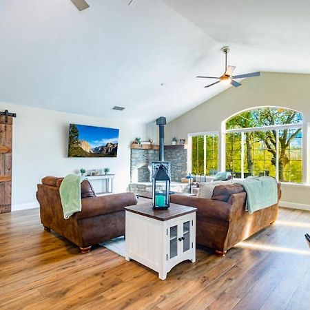 Mystic Mountain Villa, 14 Miles From Yosemite オークハースト エクステリア 写真