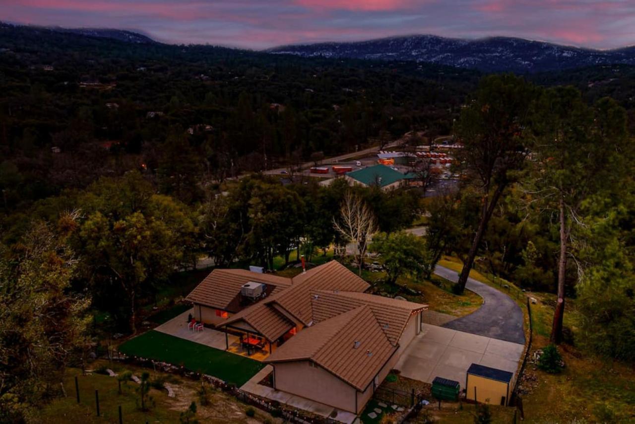 Mystic Mountain Villa, 14 Miles From Yosemite オークハースト エクステリア 写真